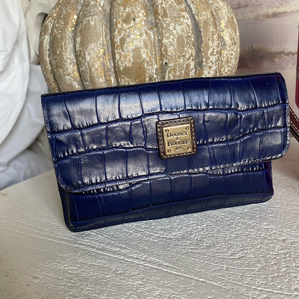 Dooney & Bourke Oakdale Milly Wristlet NWOT